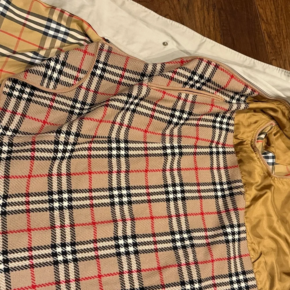 Burberry ClassicTrench Coat - Picture 3 of 5